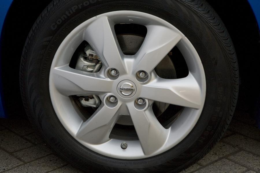  Nissan Versa Hatchback 2010 года  (фото 11 из 30)
